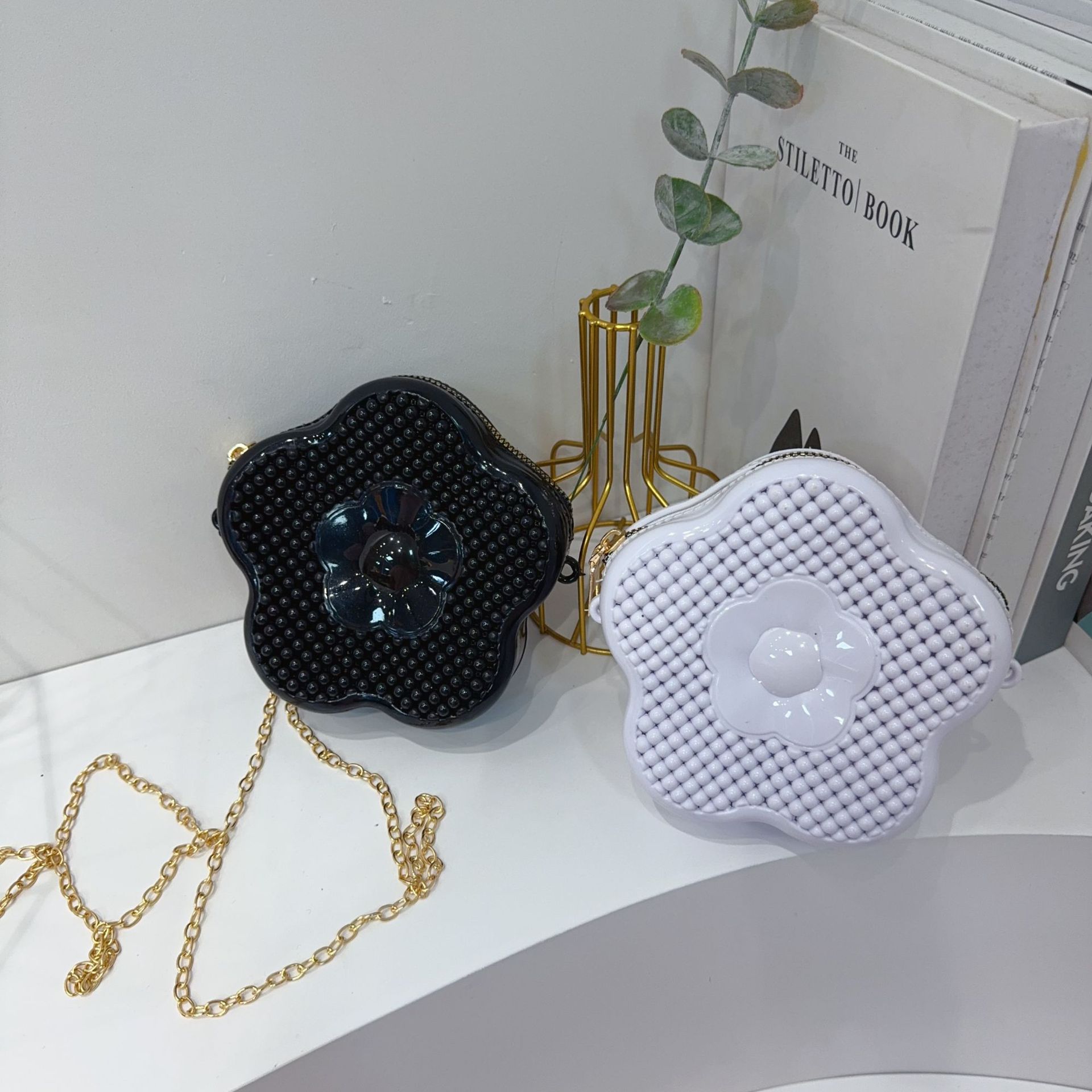 2025 New cute flower bag, cartoon pearl bag, crossbody bag, fashionable jelly bag, children's bag, hollowed-out single-shoulder bag details Picture