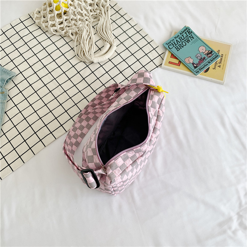 The 2022 new style of the crossbody bag from the Women's forest series is unique, cool, square, simple and fashionable. It is a solid color single-shoulder bag for students' classes Application Scenario