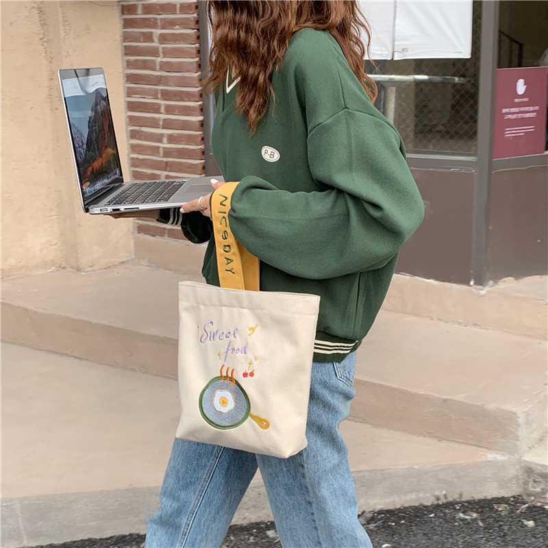 19241 Cute cartoon embroidered hand-held canvas bag, hand-held bucket bag, student commuting sundries bento bag wholesale full figure