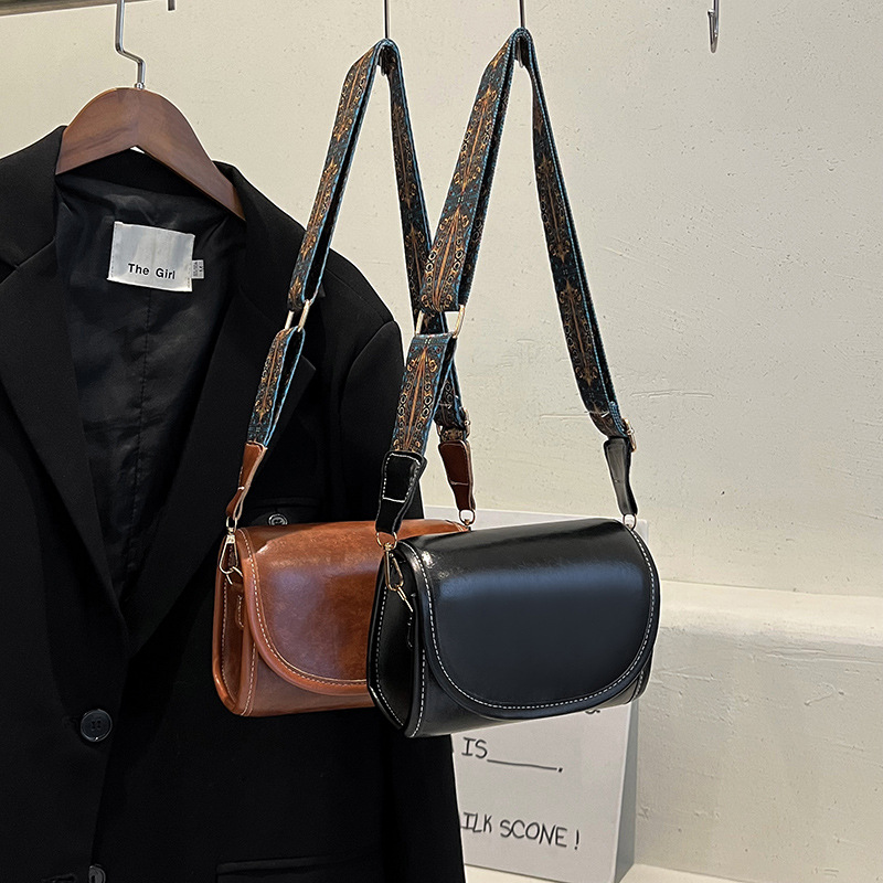 A new minimalist and versatile women's bag, a retro Japanese and Korean underarm small bag, a fashionable and versatile crossbody bag for women full figure