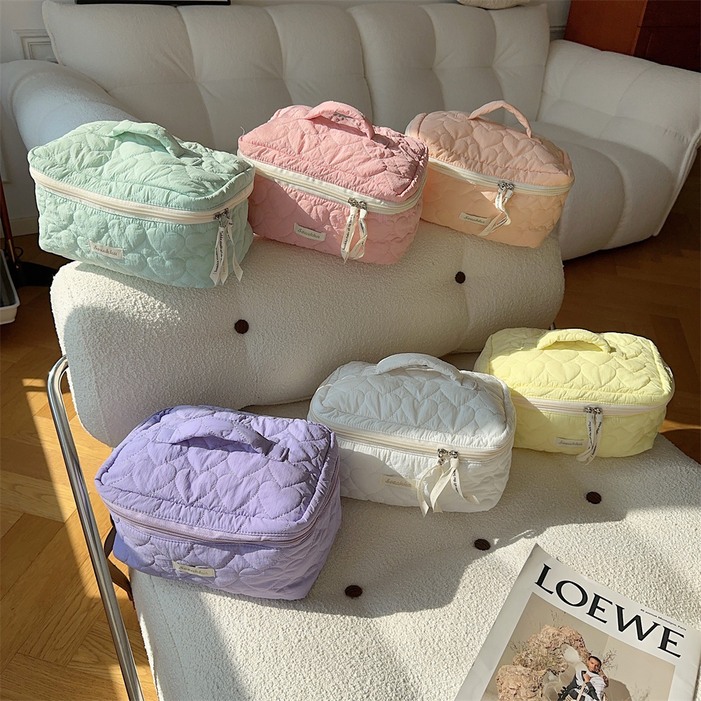 311101 InS-style heart-shaped makeup bag, large-capacity portable toiletry bag, skincare handbag, travel storage bag full figure