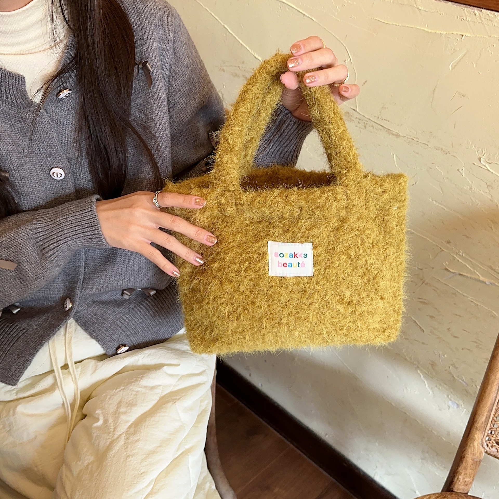 4113 Winter New Korean version soft and soft yellow fur bag, single-shoulder bucket underarm bag, large capacity commuter tote bag details Picture