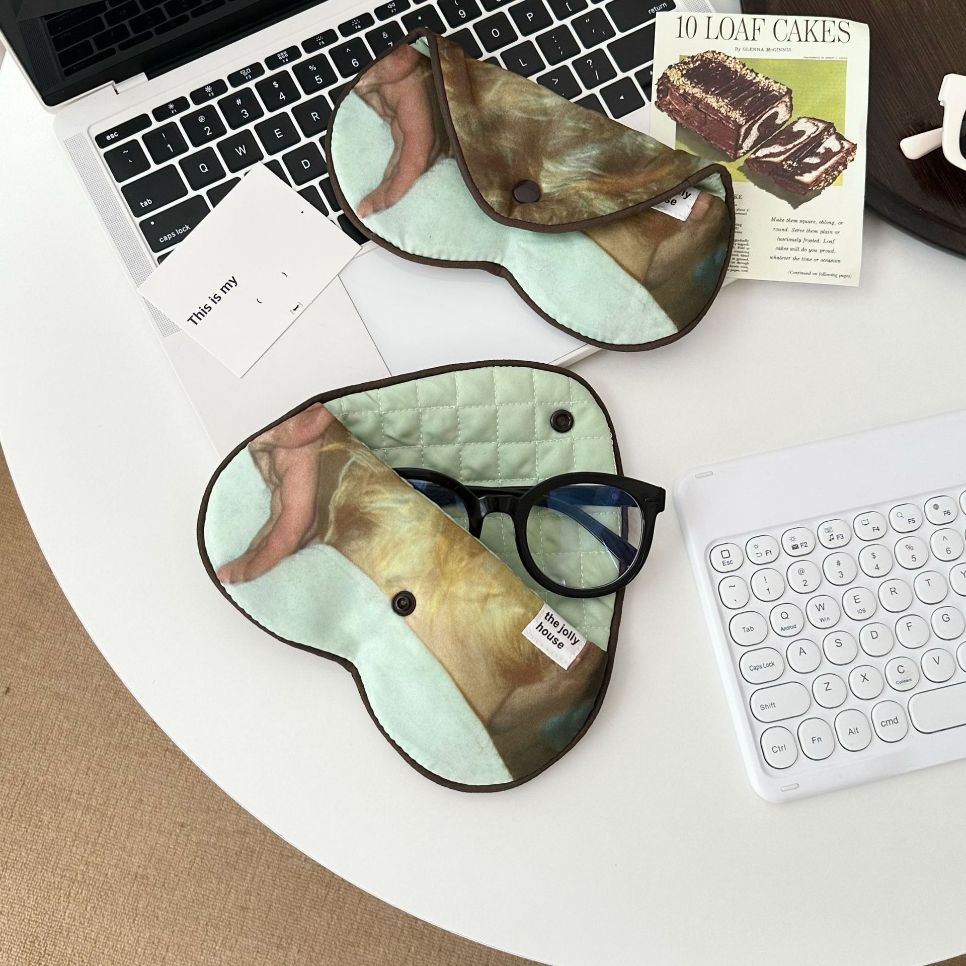 Creative heart-shaped glasses storage bag, portable glasses storage bag for travel, Korean-style sunglasses storage bag details Picture