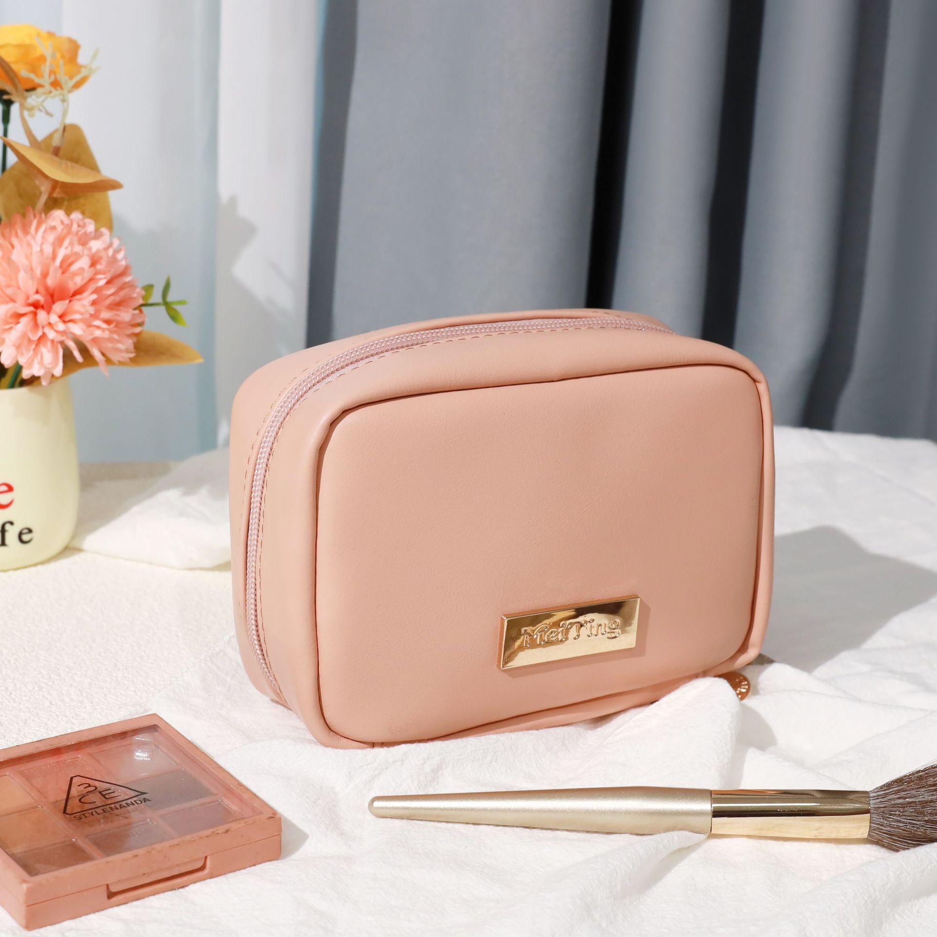 The new cosmetic bag is made of PU leather with a skin-like feel. It is a portable travel hand-held storage toiletry bag with a high appearance level and a simple design with a large capacity details Picture