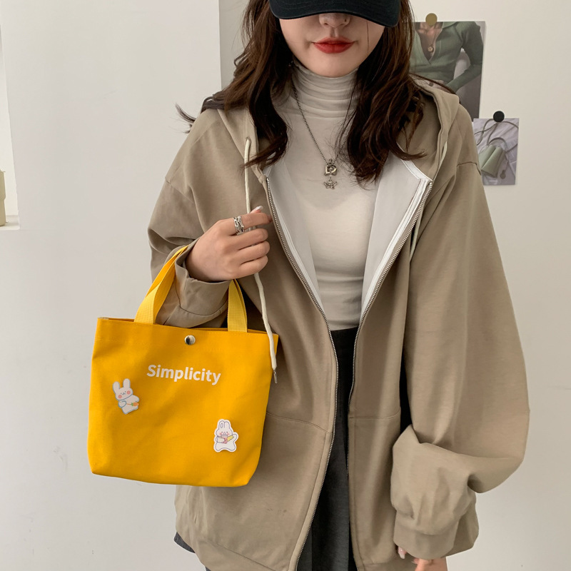 Summer new canvas small bags, women's fashionable bento bags, grocery crossbody bags, 2024 handbag bags, girls' mobile phone bags Application Scenario