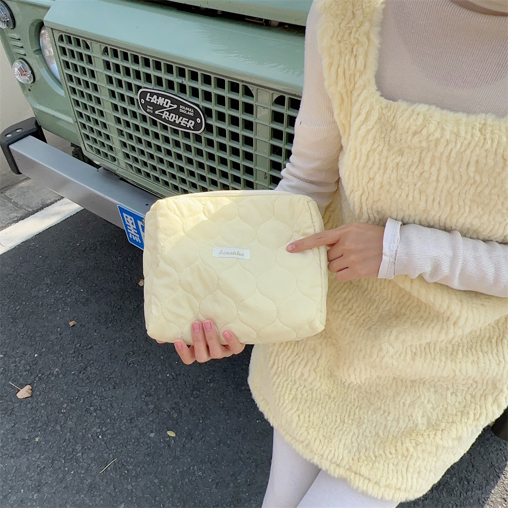 31293 Soft and tender yellow cosmetic bag, high-end large-capacity portable cosmetic storage bag for women, hand-held bag Specification drawing