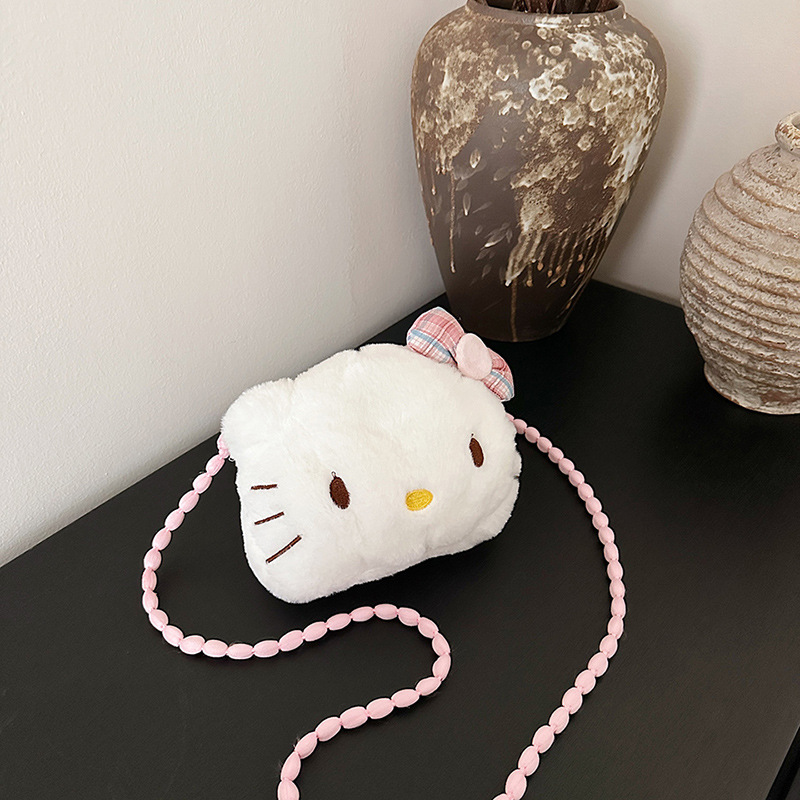 The new popular cartoon travel large-capacity plush bag for women's autumn and winter Japanese-style tote bag is cute and can be decorated with cat designs on both shoulders Application Scenario