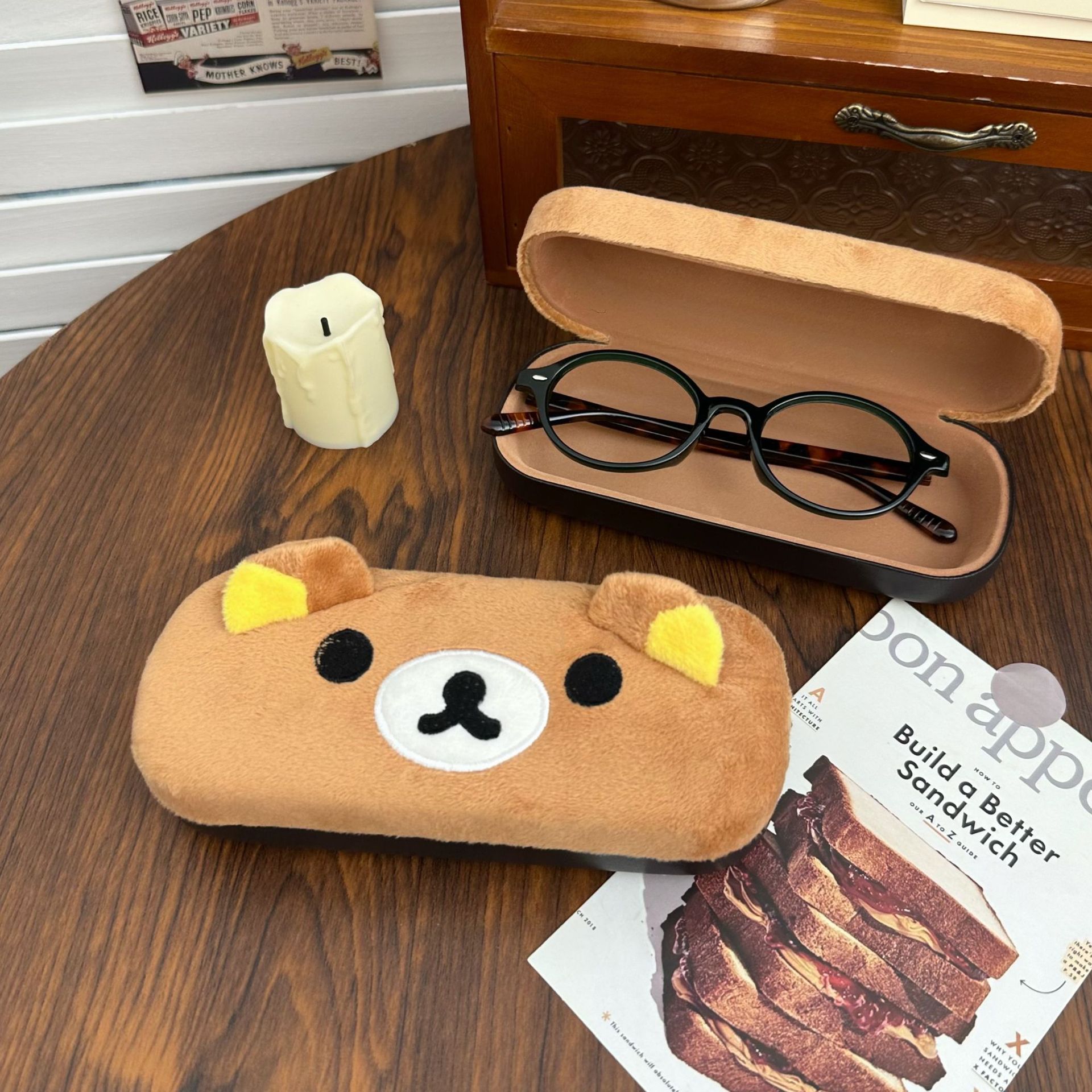 The new portable student sunglasses and myopia glasses box from Keai Light Bear is a pressure-resistant and shockproof storage box full figure