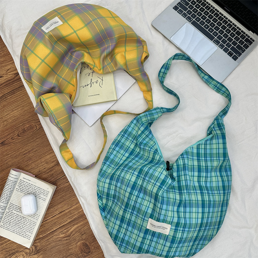 53121 ins Korean-style single-shoulder bag, laid-back commuting dumpling bag, niche retro checkered hand-held student class bag Application Scenario