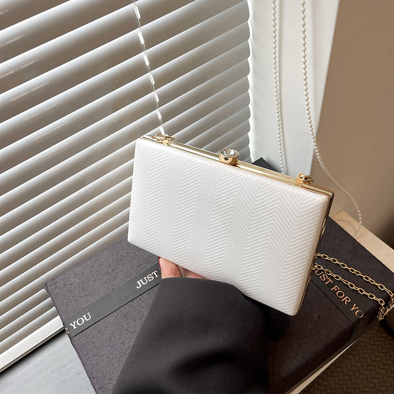 2025 New style elegant evening bag, single-shoulder hand-held lady's bag, shiny clip small bag, socialite style makeup box bag details Picture