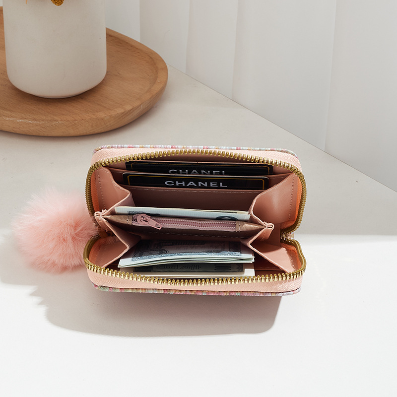 New pu Korean version wallet for women's wholesale trade, with a high-end design and a niche iriered woven hand-held card bag Application Scenario