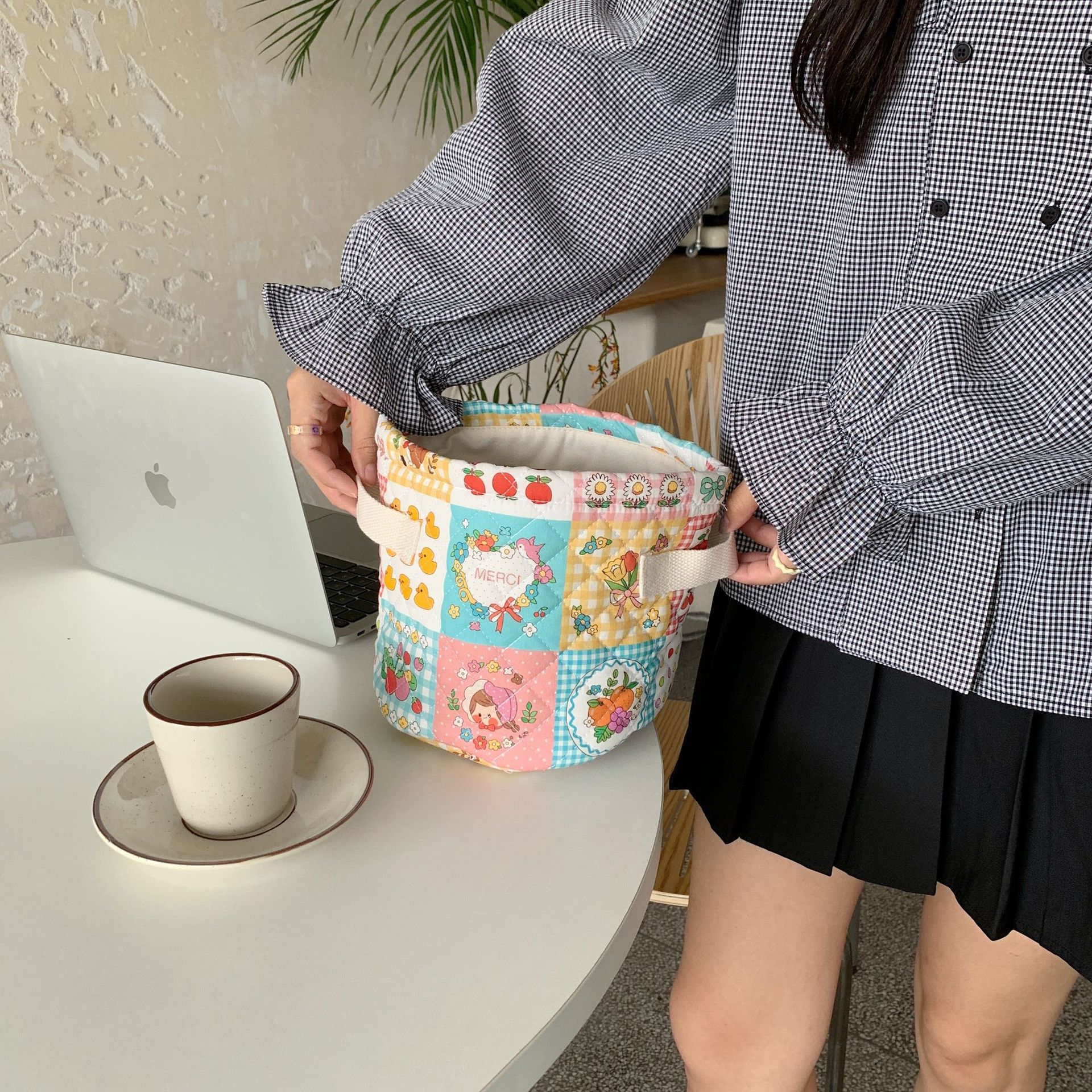 26276 Cute storage basket, snack basket, home, student dormitory, skin care products, makeup bag, organizing makeup brush basket details Picture