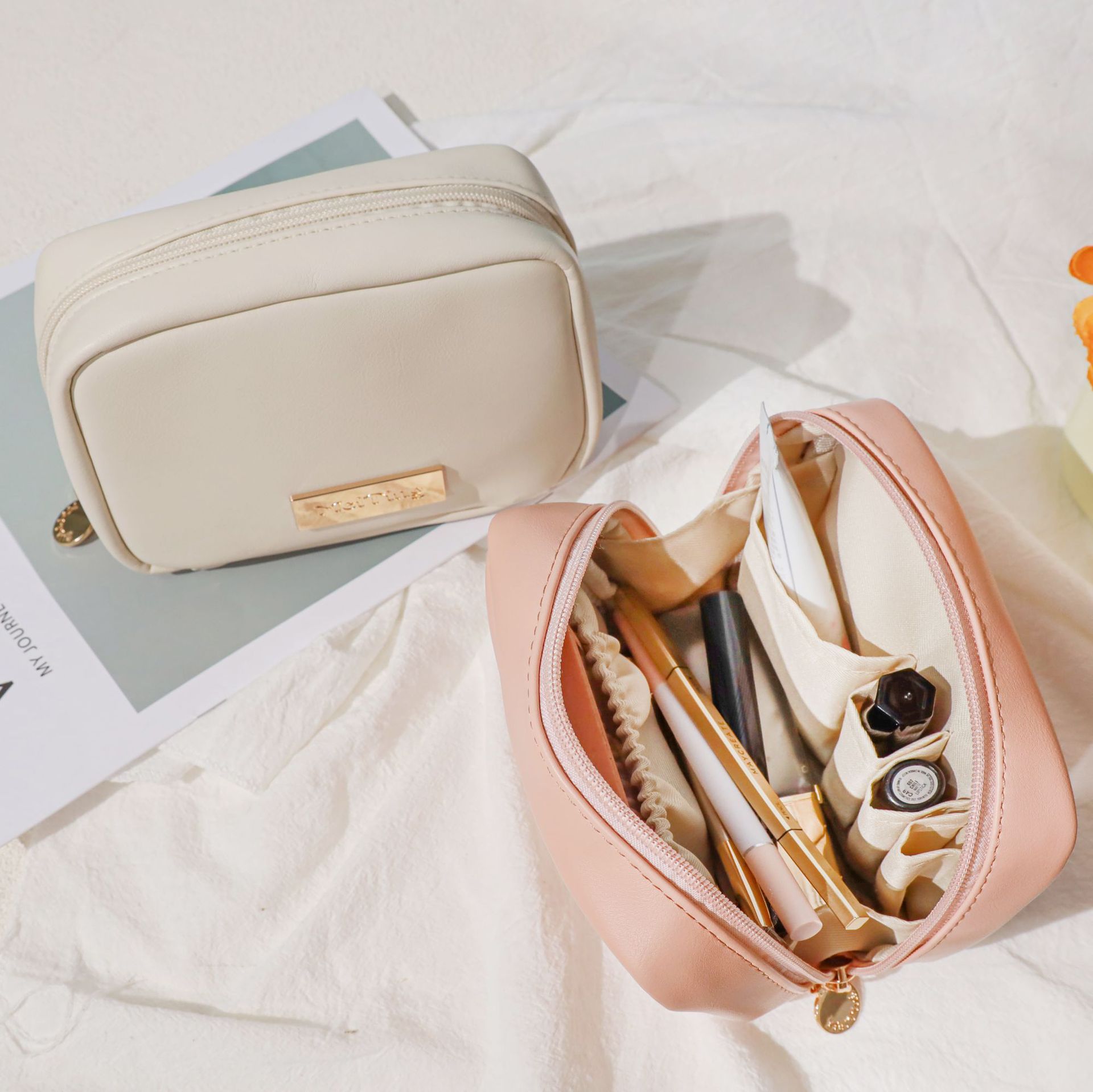 The new cosmetic bag is made of PU leather with a skin-like feel. It is a portable travel hand-held storage toiletry bag with a high appearance level and a simple design with a large capacity Specification drawing
