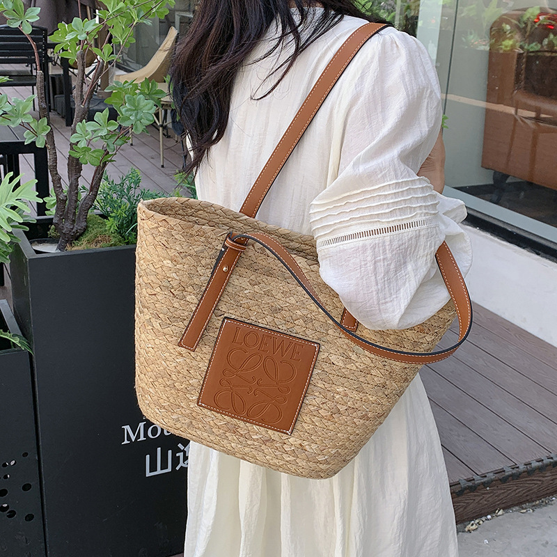2025 New summer straw woven handbag, large-capacity hand-woven shoulder bag, large-capacity tote bag, women's bag Application Scenario