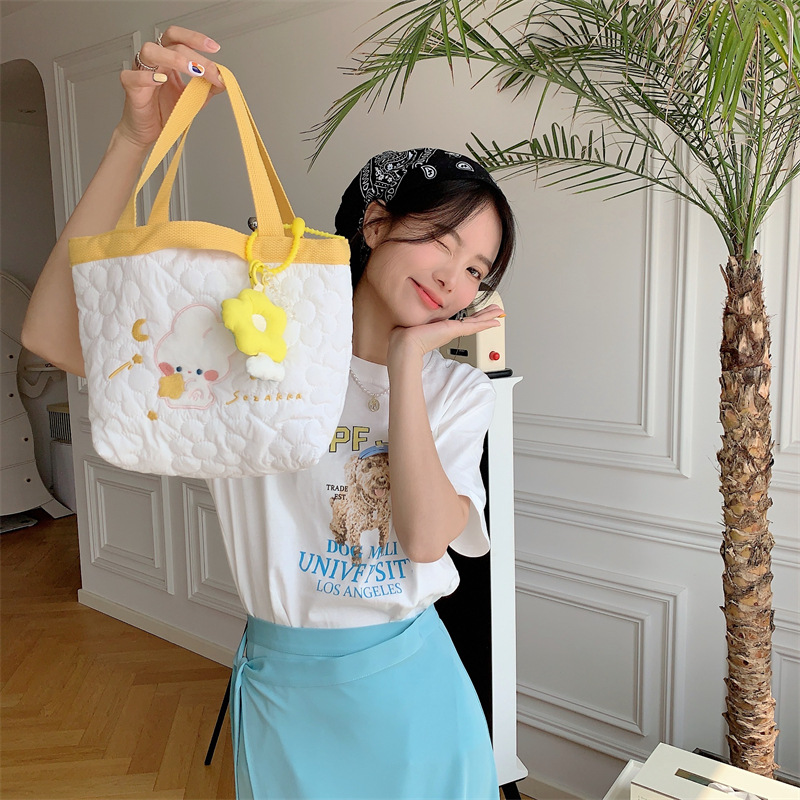 34222 ins quilted flower handbag, cute embroidered bento bag, soft hand handbag, commuting bag for work Application Scenario