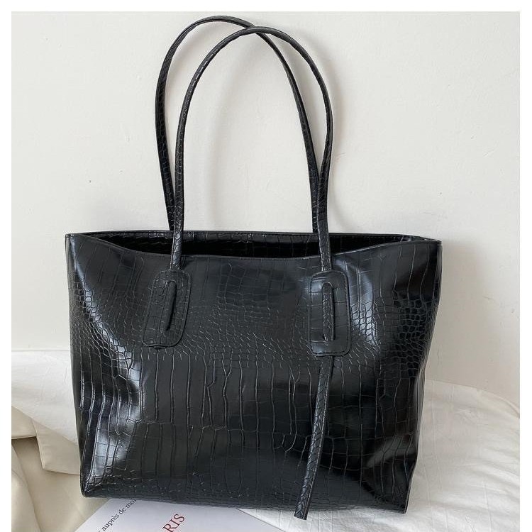 Simple and large-capacity bag 2025 new style, trendy and versatile single-shoulder bag, female Internet celebrity large-capacity hand-held tote bag Application Scenario