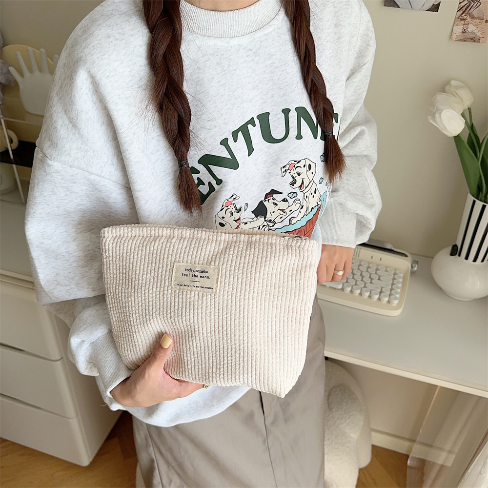 311022 corduroy solid color cosmetic bag, Korean Instagram autumn and winter portable toiletry bag, wallet storage clutch Application Scenario