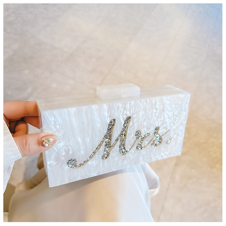Ladies' new fashionable hundred-tower white pearlescent letter-sequined acrylic bag, exquisite cross-cut banquet dress bag Item Picture