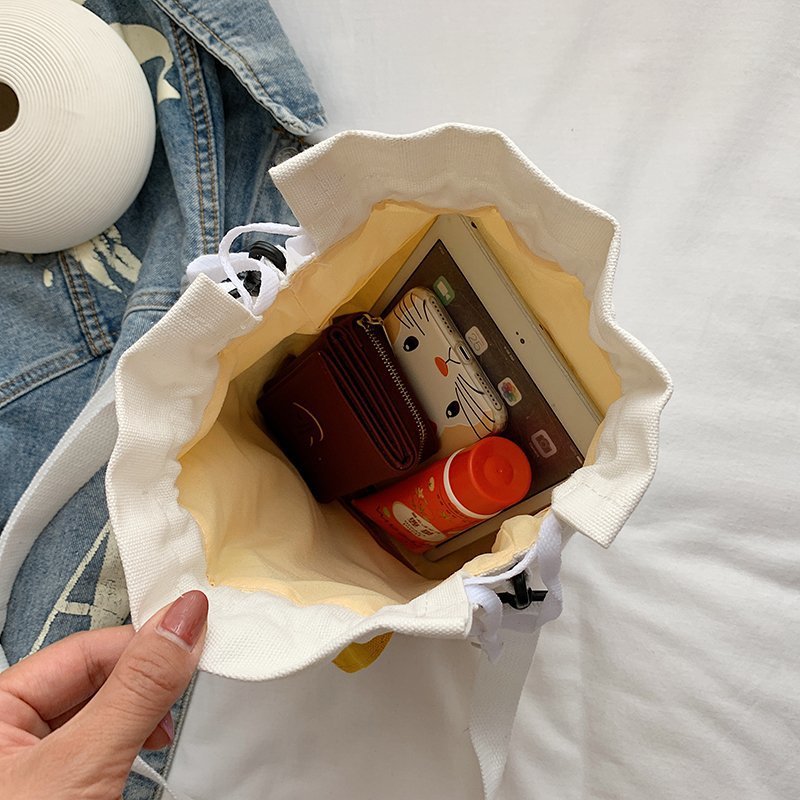 Korean campus fresh and cute cartoon rabbit bucket bag, color-blocking small bag, versatile casual single-shoulder crossbody bag Application Scenario