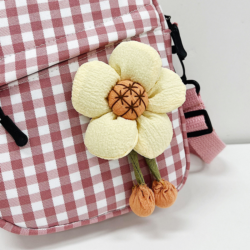 Fresh and sweet single-shoulder bag, 2022 new trend checkered phone bag, cute and fashionable flower school commuting crossbody bag Application Scenario