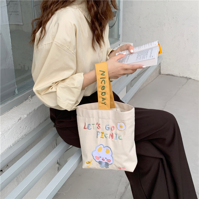 19241 Cute cartoon embroidered hand-held canvas bag, hand-held bucket bag, student commuting sundries bento bag wholesale Specification drawing