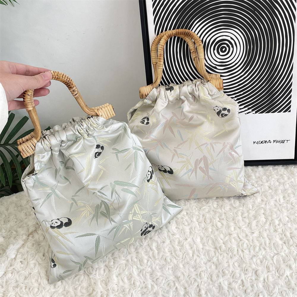 412121 Chinese-style bamboo leaf panda jacquard bag, women's handbag, shopping shoulder bag, bamboo woven Chinese-style handbag Application Scenario