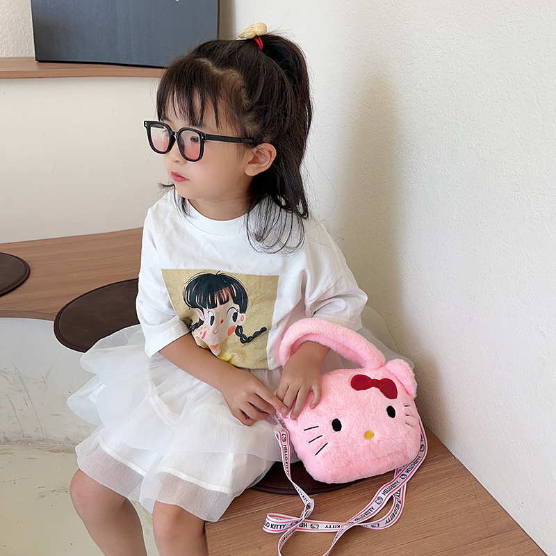 In the autumn, new Japanese-style cute plush strawberry bear bags, Tigress three-eyed monster cartoon girl crossbody bags are available Specification drawing