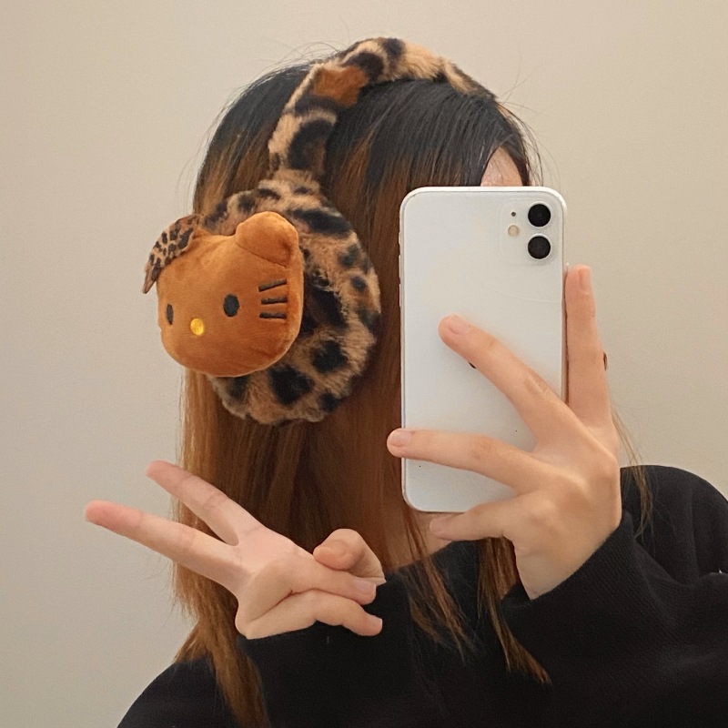 Hot girl leopard print cat ear masks for women, winter ear warmth, cycling frost and wind protection, ear warmth, ear cover, ear cap Application Scenario