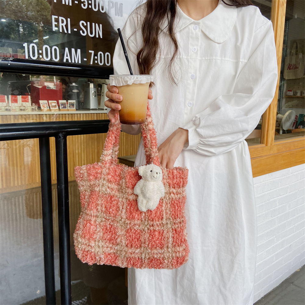 011221 Winter woolen checkered single-shoulder bag, trendy school style, versatile underarm bag, large capacity handbag Application Scenario
