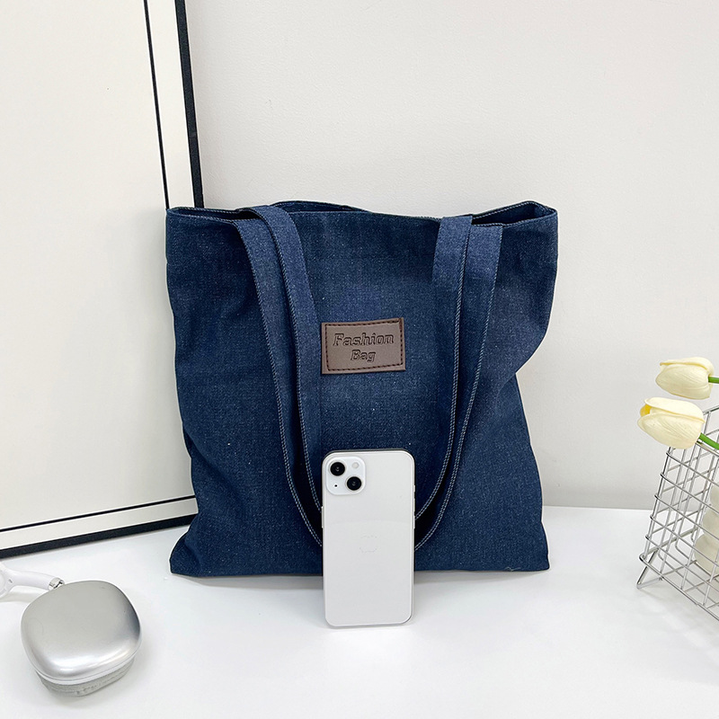 Large-capacity fashionable denim tote bag for women, 2025 new trendy and versatile shoulder bag for work and commuting, underarm bag Application Scenario