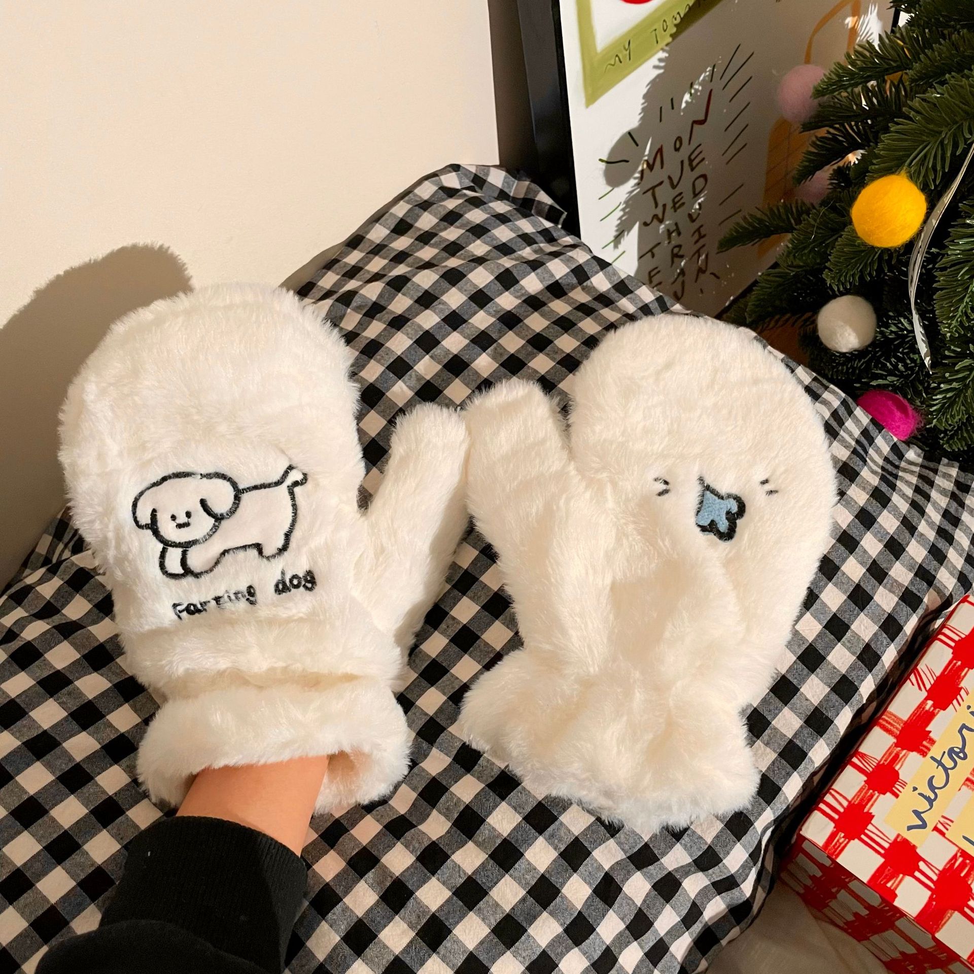 Wholesale of fart puppy plush gloves, ins warm thickened finger-attached halter-neck gloves, student couple gloves full figure
