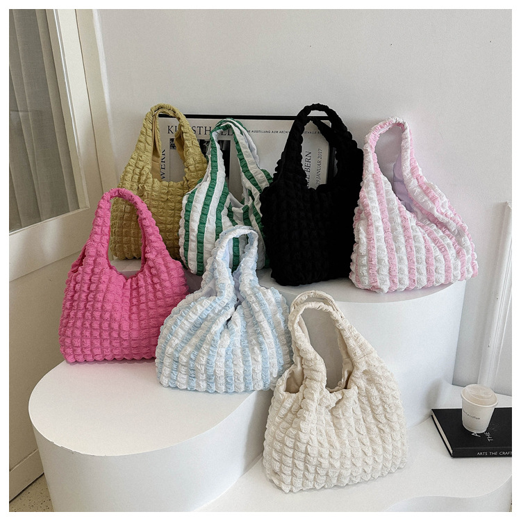 This year, trendy underarm bags, cloud-shaped pleated bubble women's bags, autumn canvas simple and casual hand-held vest bags are in vogue full figure