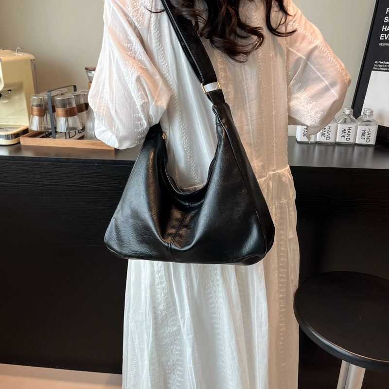 The large-capacity solid-color bag for women, the new 2025 simple single tote bag, is fashionable, casual and versatile. The crossbody bag for women is selling well Specification drawing