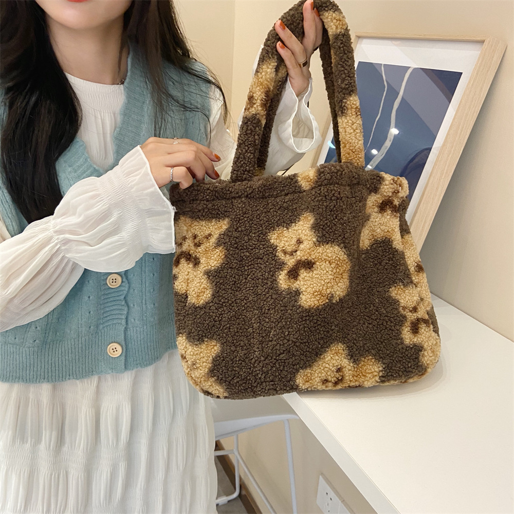 01032 Artistic retro cute plush bear handbag, casual lambskin versatile shoulder bag, bento bag Application Scenario