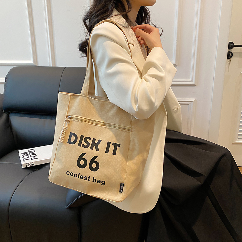The new 2024 high-end textured canvas underarm bag for women is a trendy and stylish single-shoulder bag Specification drawing