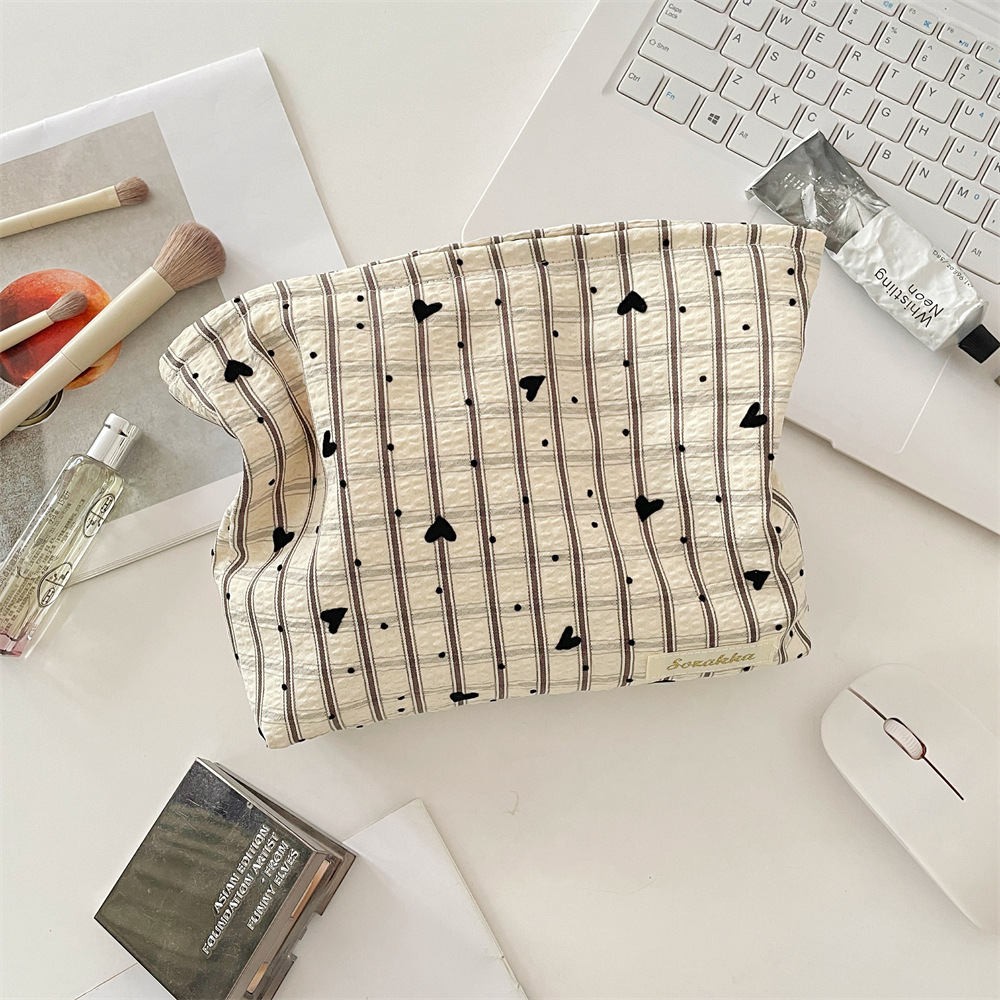 5745 Square Heart-shaped Makeup Bag, a simple, portable and large-capacity skincare and toiletry storage bag for women, Japan and South Korea on Instagram Application Scenario