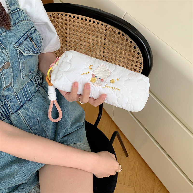 The new 34271 embroidered rabbit pen case is a cute, large-capacity student makeup bag and portable storage bag details Picture