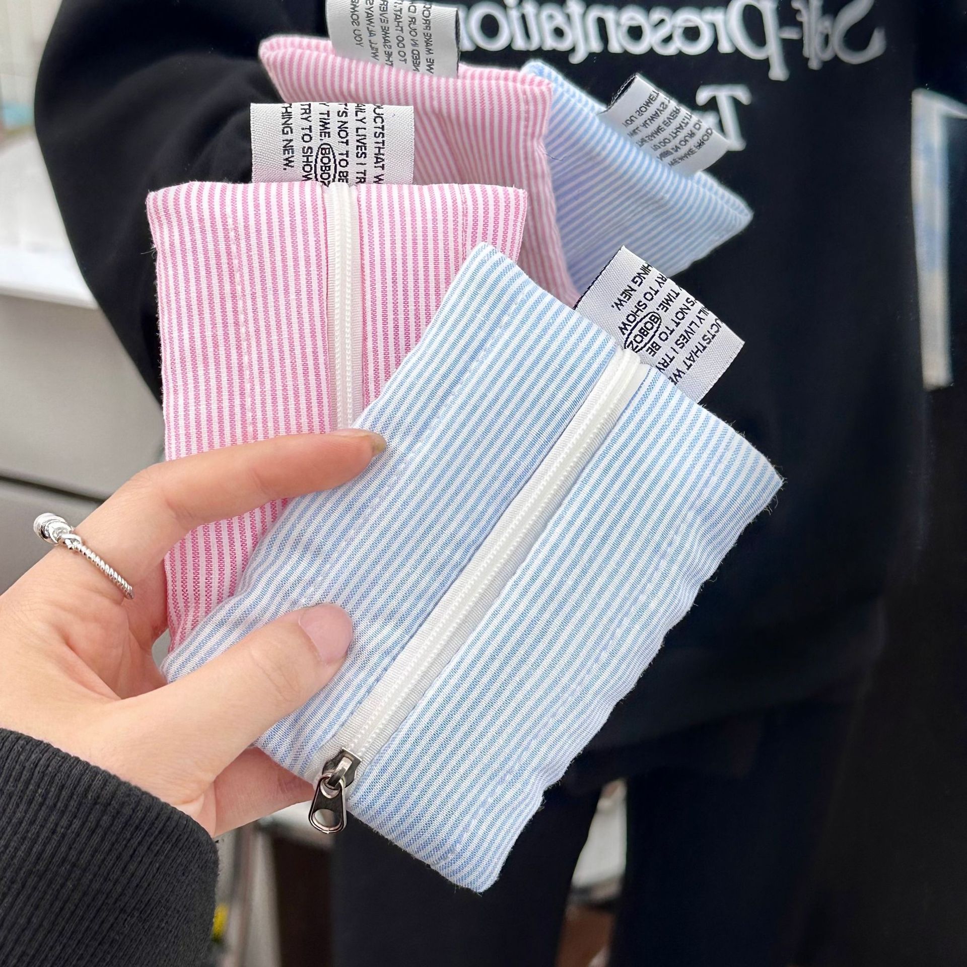 The cute and fresh cloud-shaped coin purse has a high appearance level. It features a striped mini card bag that can be used to hang small sundries. It is a hand-held bag with loose change Specification drawing