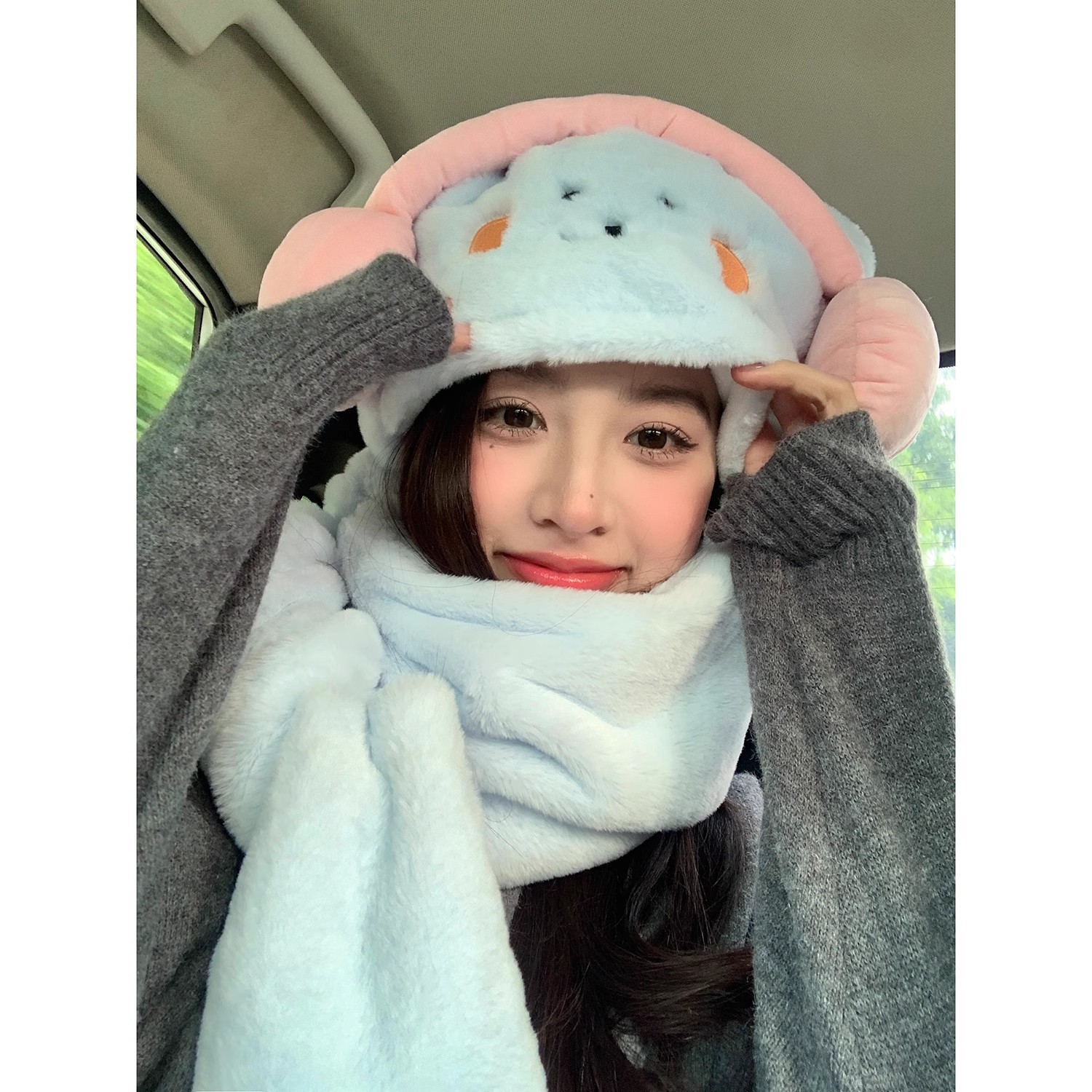 Sweet and cute plush hat for women in winter, thickened warm hat and scarf in one, ear-protecting Lei Feng hat and scarf for women Application Scenario