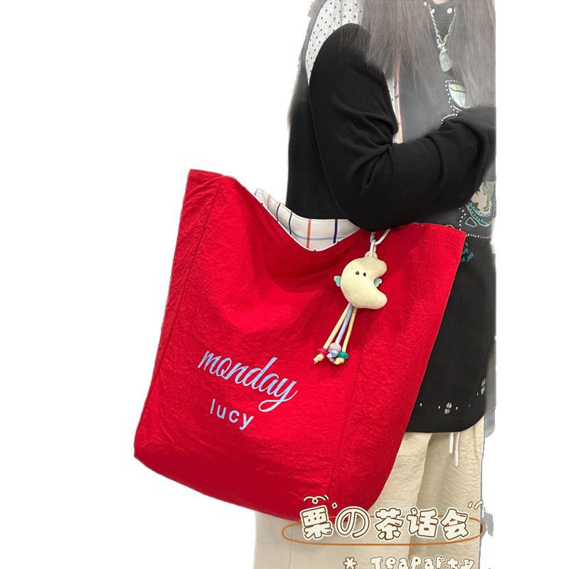 The new Spring/Summer 2025 striped large-capacity tote bag is a versatile, artistic single-shoulder underarm bag that can be carried by hand Item Picture