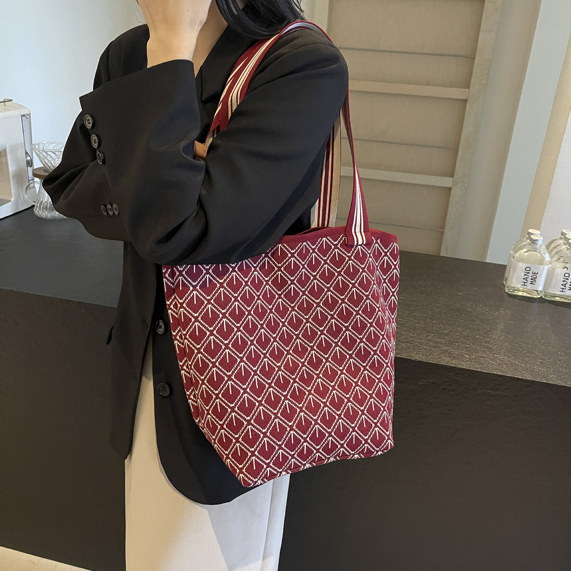 Single-shoulder bag, black and white large-capacity shopping bag, handbag, single-shoulder striped fashionable and versatile knitted color-blocking tote bag full figure