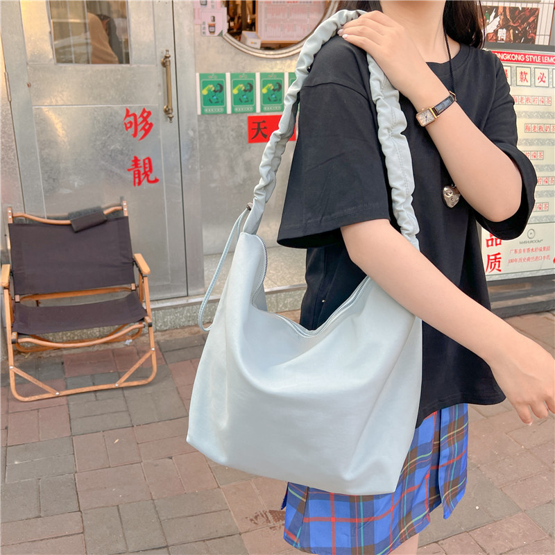 A new large-capacity women's single-shoulder bag with cross-border fashion and simplicity, a fresh and artistic crossbody bag, and a student commuting bag full figure