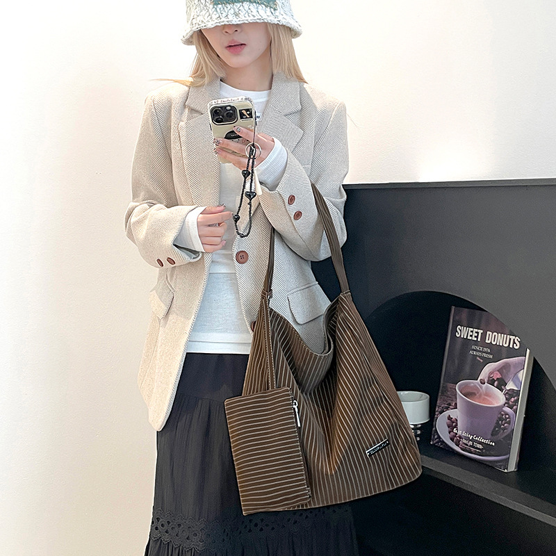 Colorful Fox commuter shoulder bag, large-capacity striped tote bag, artistic shopping bag, versatile student girls' bag details Picture