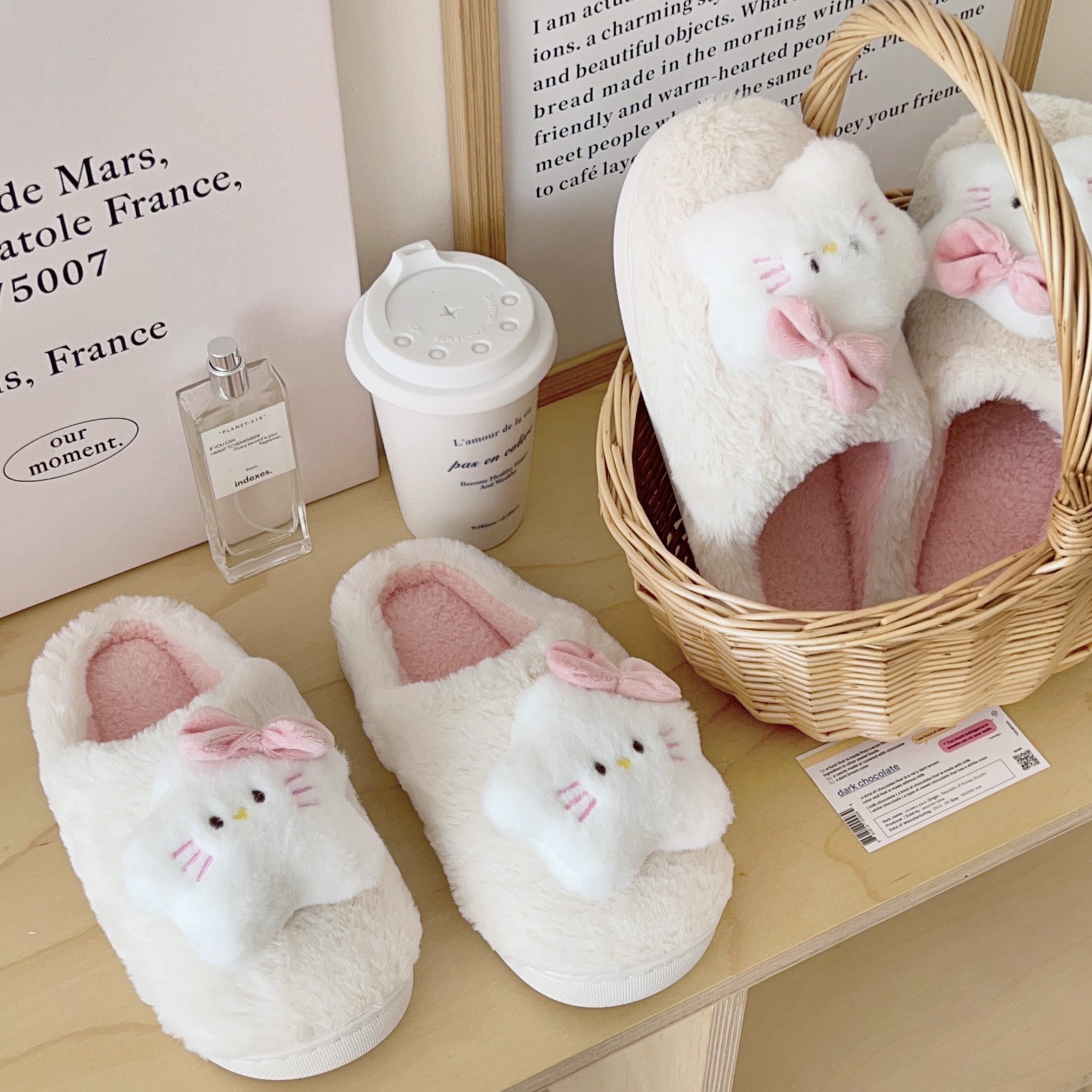 Cartoon five-pointed star cat slippers for warmth and comfort in autumn and winter. Home flat-bottomed furry slippers for anti-slip in the bathroom Specification drawing