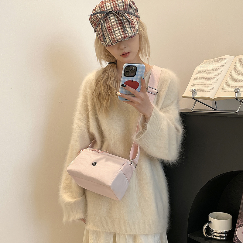 Fashion Women's Bag 2024 Autumn New Nylon fabric small shoulder bag, cross-border trend for women, casual crossbody small square bag Application Scenario