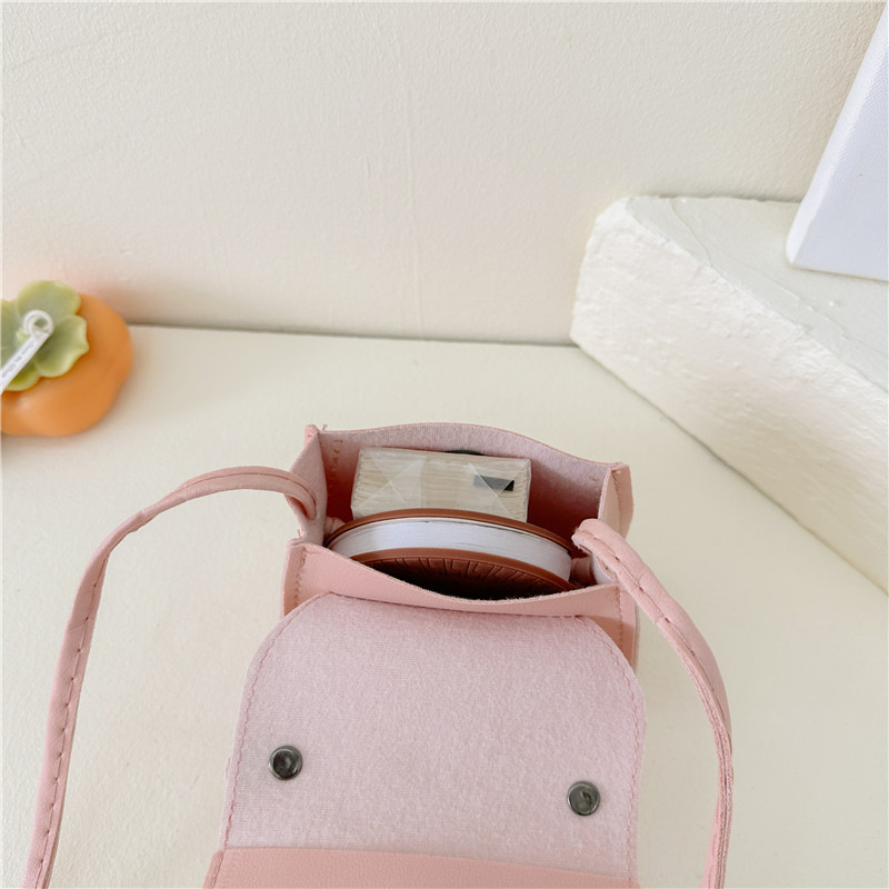 Korean children's 2023 new winter cute bow single-shoulder bag, trendy mini accessory bag, versatile crossbody bag Application Scenario