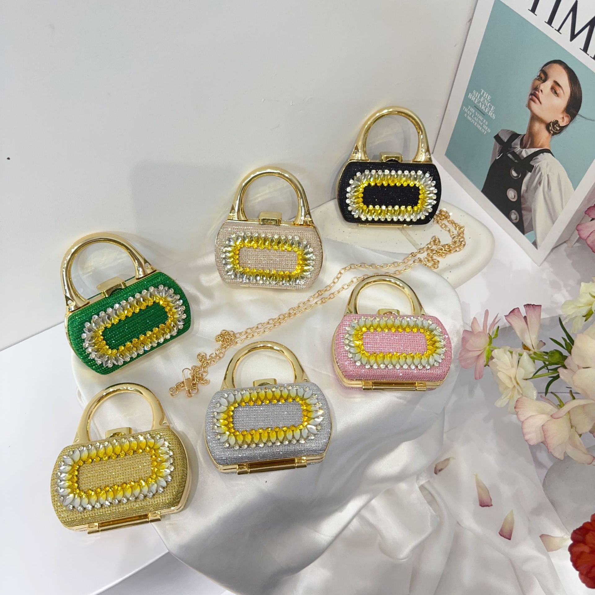 The new cross-border rhinestone handbag features a niche design and exudes the elegance of a socialite. It is a high-end banquet single-shoulder crossbody bag with diamonds full figure