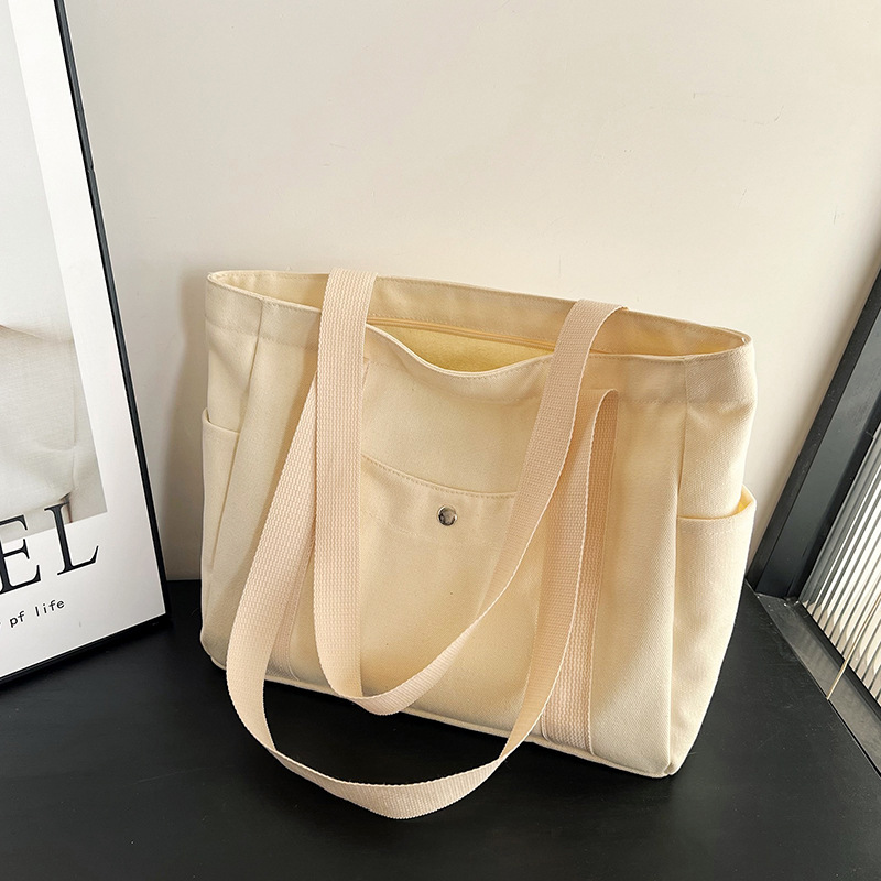 Wholesale of new women's single-shoulder bags, cross-border simple and casual canvas bags, Korean version LOGO printed commuter tote bags Application Scenario