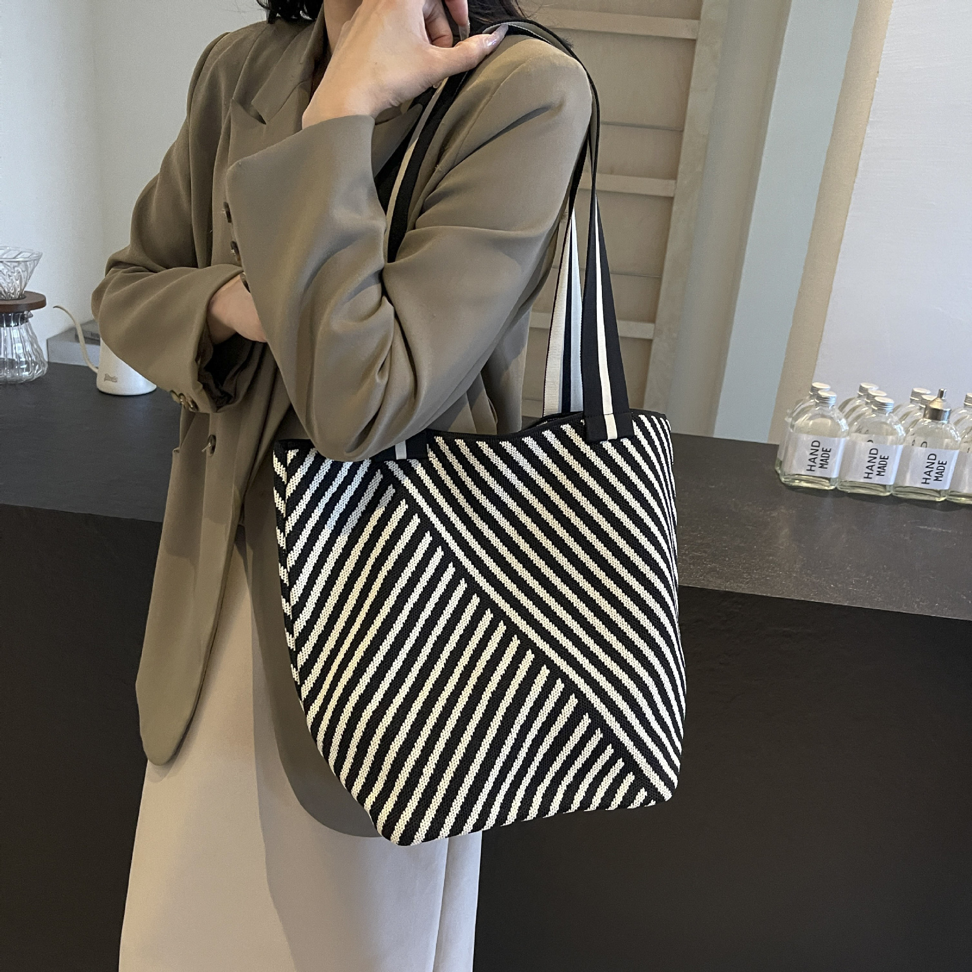 Knitted single-shoulder bag 2024 Tote new style bag for women, large-capacity hand-held commuting shopping bag, bucket, versatile wholesale full figure