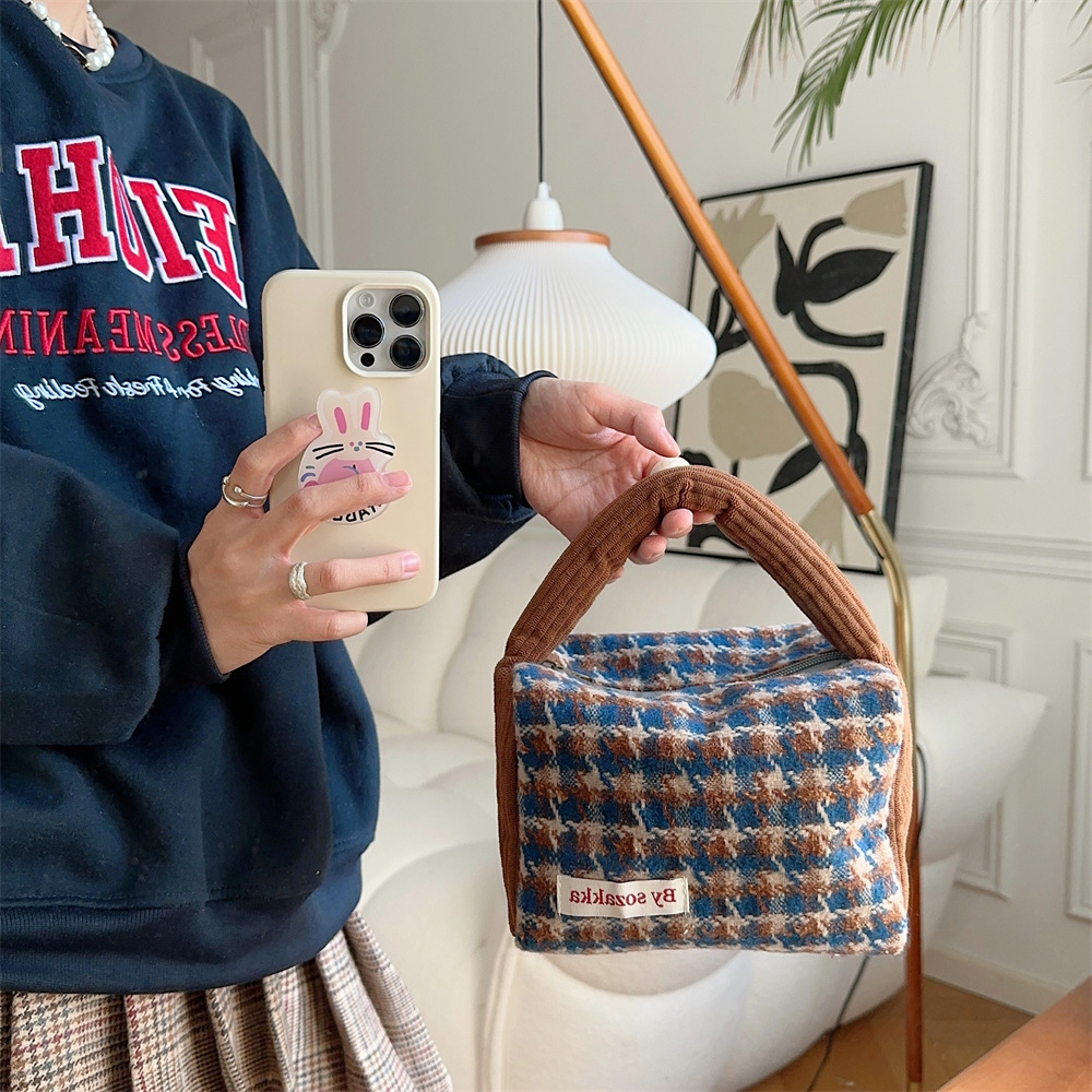 31194 Autumn and Winter new thousand-bird check woolen handbag, new hand-held bag, portable shopping hand-held bag Application Scenario